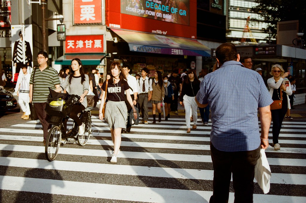 渋谷 Tokyo, Japan / Kodak ColorPlus / Nikon FM2 後來在渋谷的路口玩一個小小的實驗，就是拿這相機保持拍照的狀態。綠燈亮後與過往的人群交會，然後隨意的按下快門，看看能拍的什麼特別的畫面。  但這張有點忘記是隨意還是刻意了。  Nikon FM2 Nikon AI AF Nikkor 35mm F/2D Kodak ColorPlus ISO200 0997-0023 2015/10/02 Photo by Toomore