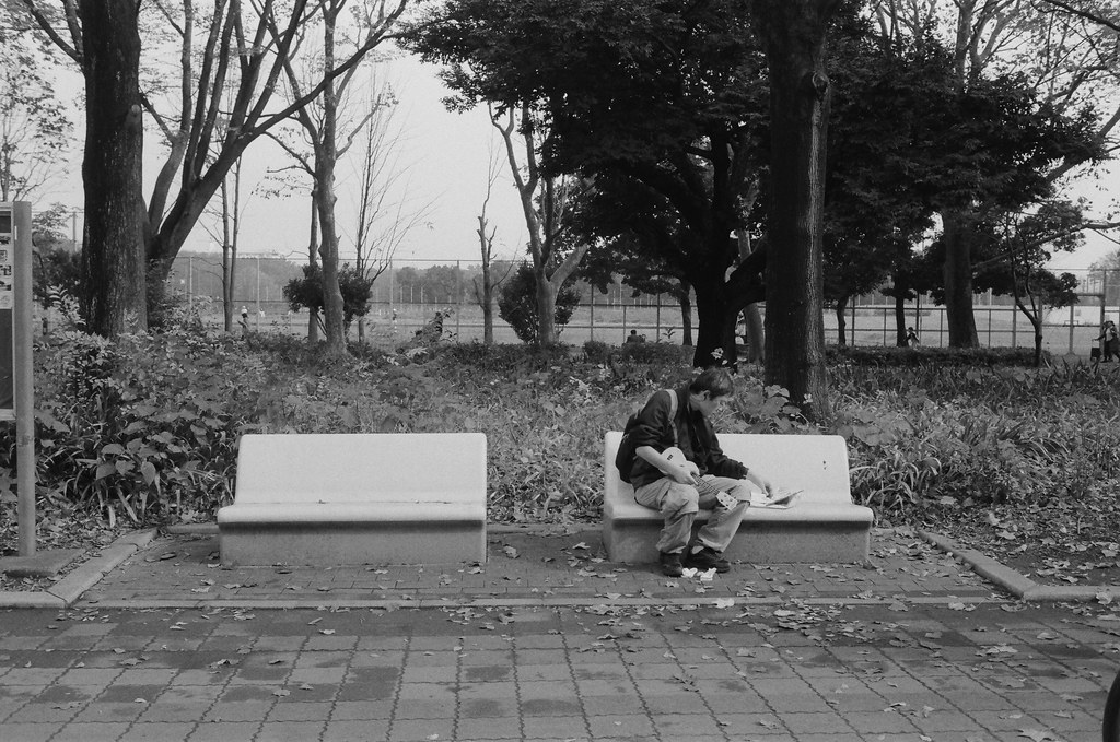 光が丘 Tokyo, Japan / Ultrafine Extreme / Nikon FM2 那時候裝了一捲黑白的在光が丘公園拍，一路上走看到兩旁的座位都坐著各式忙碌的人。  有的人在練習彈烏克麗麗。  Nikon FM2 Nikon AI AF Nikkor 35mm F/2D Ultrafine Extreme 400 9084-0008 2016/11/20 Photo by Toomore