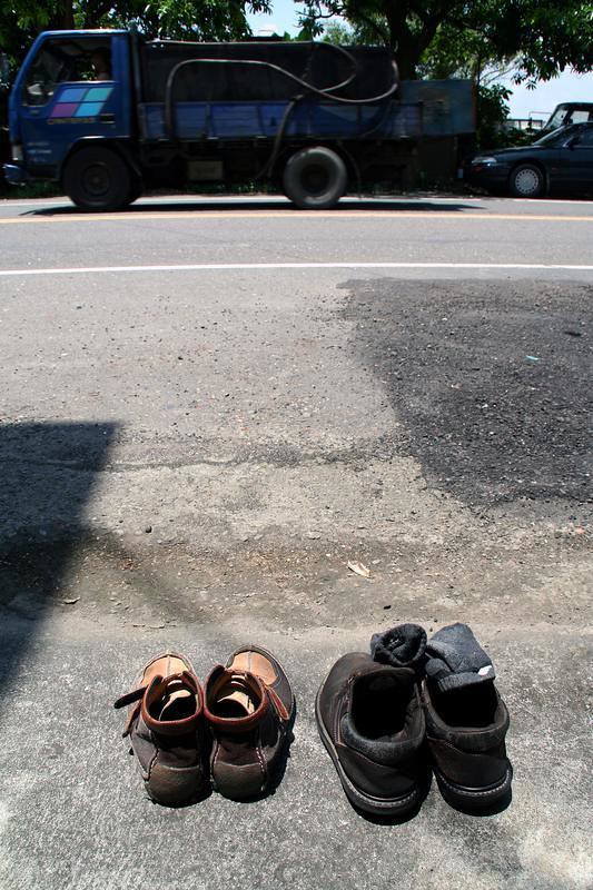 曬太陽 到了田中車站突然下大雨 又沒帶傘 但要跑到對面搭公車 所以兩雙鞋都淋濕了 一起曬太陽 Photo by Toomore