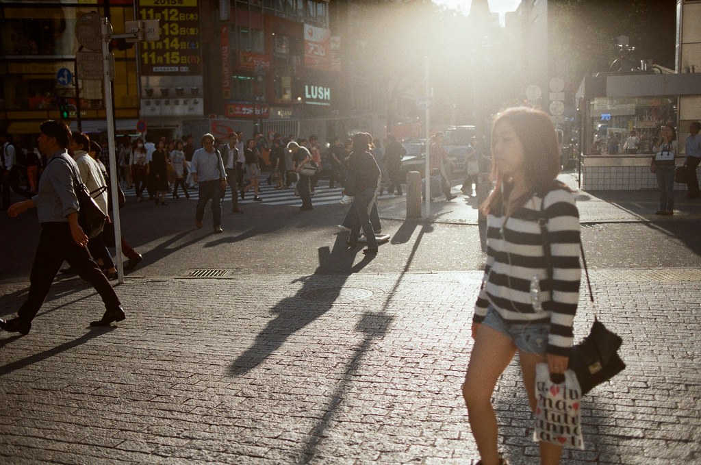 渋谷 Tokyo, Japan / Kodak ColorPlus / Nikon FM2 那時候準備落下的太陽很刺眼的照映。就決定來拍拍這樣樣大逆光的感覺！  只想表現手法，而畫面隨意！  Nikon FM2 Nikon AI AF Nikkor 35mm F/2D Kodak ColorPlus ISO200 0997-0020 2015/10/02 Photo by Toomore