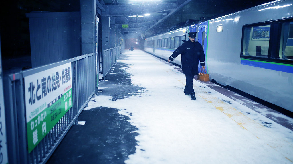 稚内駅 Wakkanai, Japan / Sigma 35mm / Canon 6D 剛抵達稚內車站，在月台上逗留了一下。搭了 5 個小時的火車，列車上的暖氣很溫暖，但是與外面的氣溫落差太大，一走出車廂呼吸到冰冰冷冷的空氣有點不舒服。  想說下次能在月台上拍就是離開的時候了。所以把握可能可以拍的畫面，多拍！  那時候開始飄起大雪，雪飄到眼睛很鹹，弄的我眼睛很痛，不知道是不是因為靠近海邊的關係。  列車員要下班離開了，月台上只剩下我一個人在拍照，順著他走過來的路線、角度拍下來！  Canon 6D Sigma 35mm F1.4 DG HSM Art IMG_6468_16x9 2017/01/22 Photo by Toomore