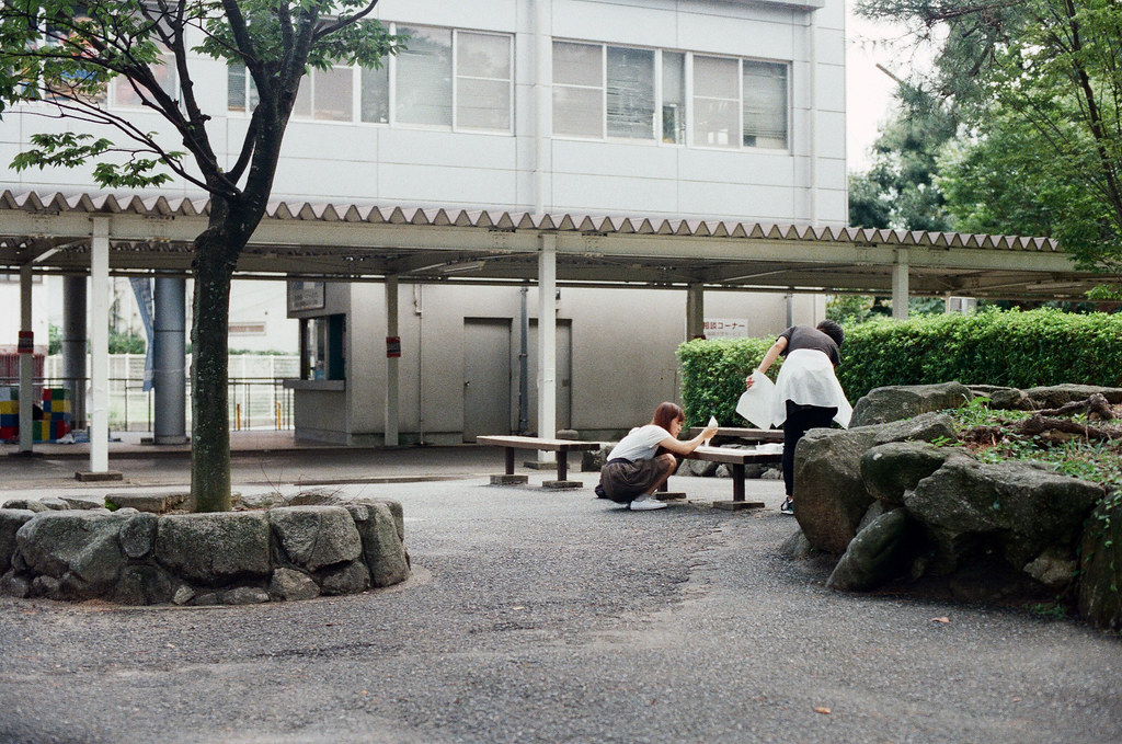福岡大學, 福岡 Fukuoka 2015/09/03 好像快開學了，校園裡很熱鬧，有人在準備海報。  Nikon FM2 / 50mm Kodak UltraMax ISO400 Photo by Toomore