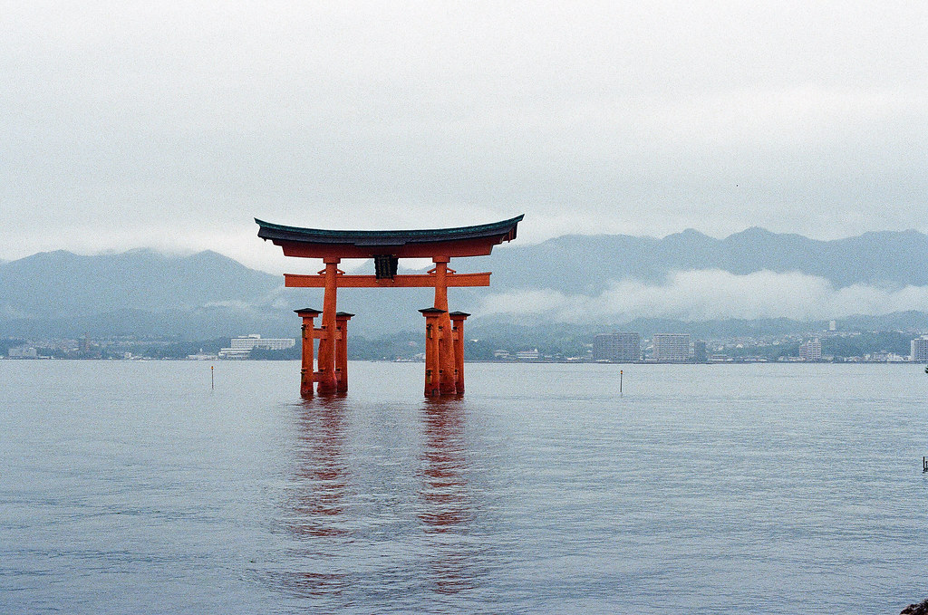 厳島神社 嚴島（Itsuku-shima）広島 Hiroshima 2015/08/31 從神社往大鳥居的方向拍，開始慢慢的退潮。  Nikon FM2 / 50mm Kodak UltraMax ISO400 Photo by Toomore