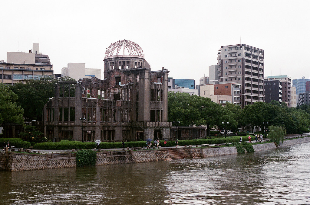 廣島和平紀念公園 広島 Hiroshima 2015/09/01 早上來到原爆屋頂，但是這一天也是在下雨。  Nikon FM2 / 50mm AGFA VISTAPlus ISO400 Photo by Toomore