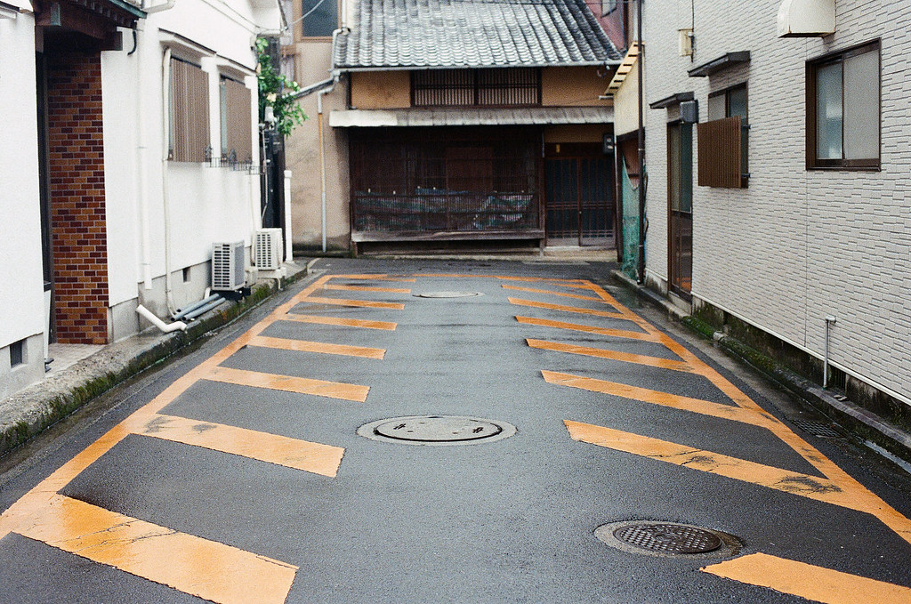 嚴島（Itsuku-shima）広島 Hiroshima 2015/08/31 這是指兩旁不能停車的意思嗎？  Nikon FM2 / 50mm Kodak UltraMax ISO400 Photo by Toomore