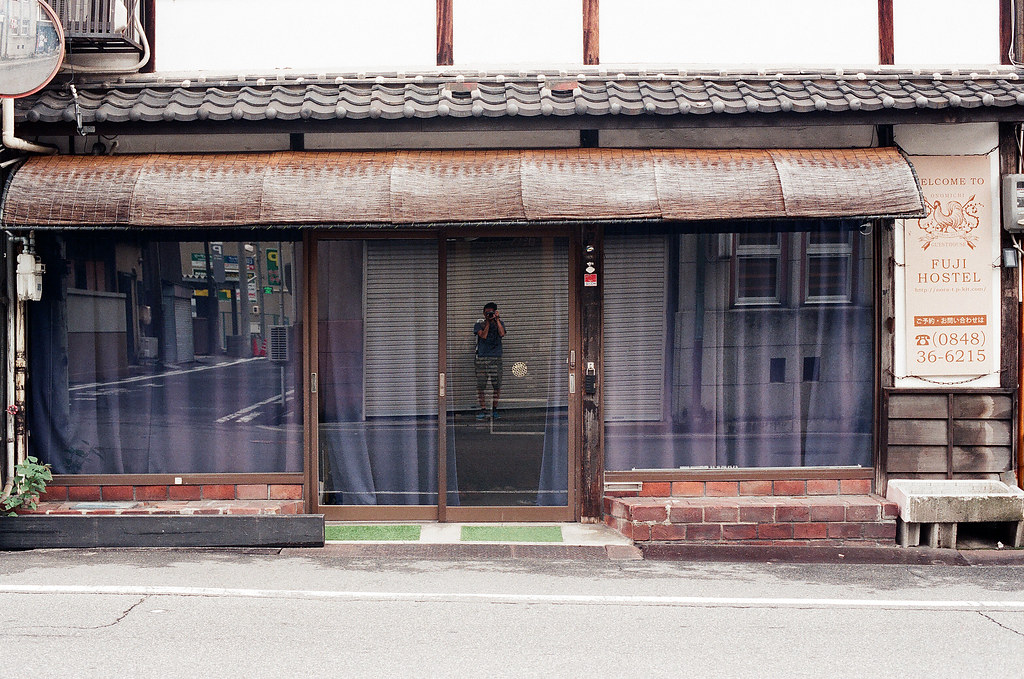 尾道 おのみち Onomichi, Hiroshima 2015/08/30 在我住的地方前面拍一張我，開始今天在尾道的旅行。  Nikon FM2 / 50mm FUJI X-TRA ISO400 Photo by Toomore