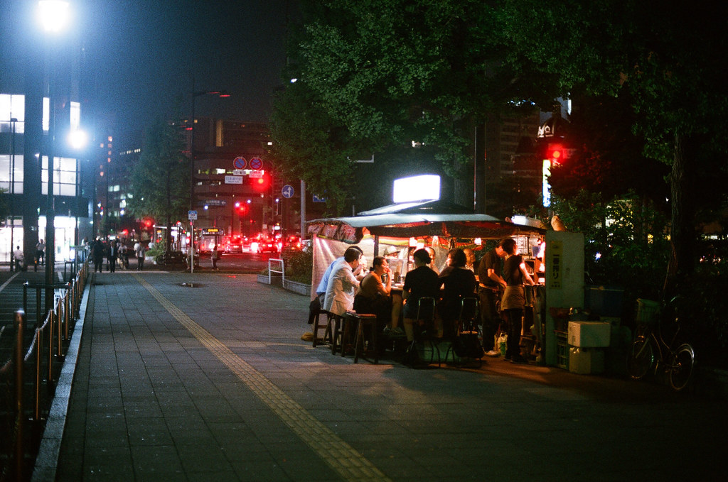 屋台 福岡 Fukuoka 2015/09/02 很熱鬧的屋台，一群人在吃東西聊天。  Nikon FM2 / 50mm AGFA VISTAPlus ISO400 Photo by Toomore
