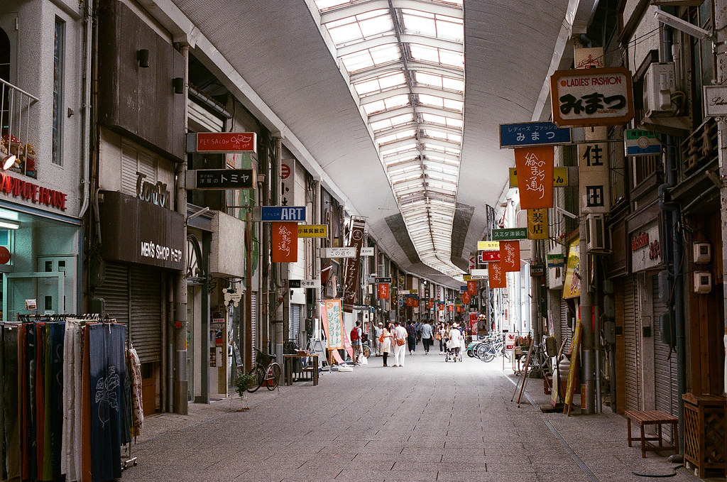 商店街 尾道 おのみち Onomichi, Hiroshima 2015/08/30 一整條的商店街。  Nikon FM2 / 50mm FUJI X-TRA ISO400 Photo by Toomore