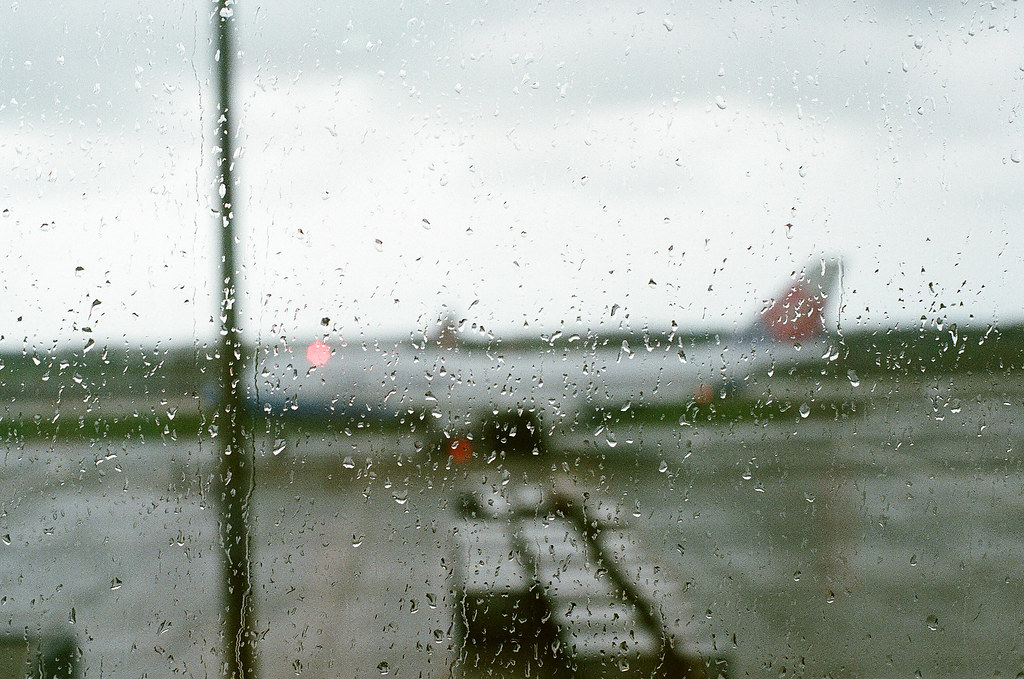 雨 中華航空 桃園機場 2015/08/29 出發的時候台灣一直在下雨，抵達廣島後也是雨不停，我是第一次在下雨的時候搭飛機。  Nikon FM2 / 50mm FUJI X-TRA ISO400 Photo by Toomore