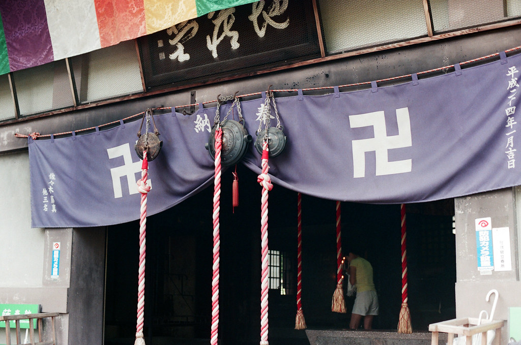 崇福寺 福岡 Fukuoka 2015/09/03 裡面那位小姐不知道才祈福什麼，一直赤腳進進出出。  Nikon FM2 / 50mm AGFA VISTAPlus ISO400 Photo by Toomore