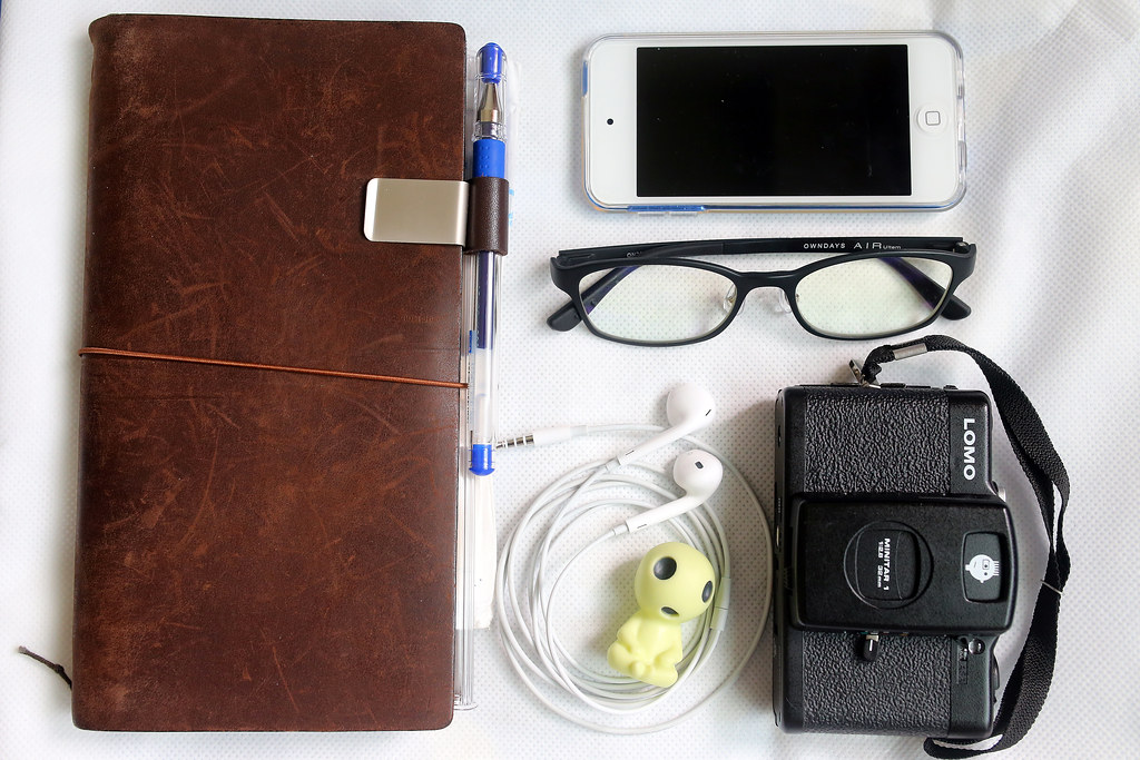 What's in my bag? Traveler's Notebook, iPod Touch 6, EarPods, Lomo LC-A+, AirUltem glasses and kodama. 2015/10/17 最近出門都帶著這些東西，讓自己還有在旅行的感覺。Traveler's Notebook 其實買了快一年都沒用，在 8/5 的東日本流浪開始，一路跟著我到處紀錄，在最後一趟東京行也去 TRAVELER'S FACTORY 添購了很多配件。iPod Touch 在 9 月初去福岡的時候買的，九州地方就只有福岡有 Apple Store，也想一路上聽聽音樂，所以就買了一台 iPod Touch 6。Lomo LC-A+ 在 10/10 國慶日的時候買的，想拍拍 Lomo 風的作品。AirUltem 眼鏡是因為開始工作，會長時間看螢幕，眼鏡可以濾掉藍光，保護眼睛。Kodama 是魔法公主裡面的森林小精靈，這禮拜是帶著小精靈陪我回家 ... Photo by Toomore