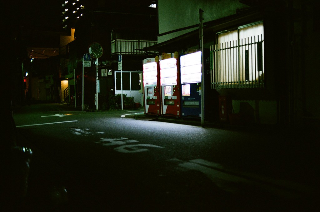 西日暮里 Tokyo, Japan / AGFA VISTAPlus / Nikon FM2 那時候住在西日暮里那區的赤土小學校，周圍都是住宅區，所以大約晚上八點過後，店家差不多就休息了，連超級市場也趕在晚上九點前休息。  我想在路上多走走，多拍一下長時間曝光的作品。  每次來日本的時候，都覺得路邊的販賣機有種神奇的守護感覺，或許只是單純的有光而感到不害怕吧！  Nikon FM2 Nikon AI AF Nikkor 35mm F/2D AGFA VISTAPlus ISO400 0998-0027 2015-10-02 Photo by Toomore