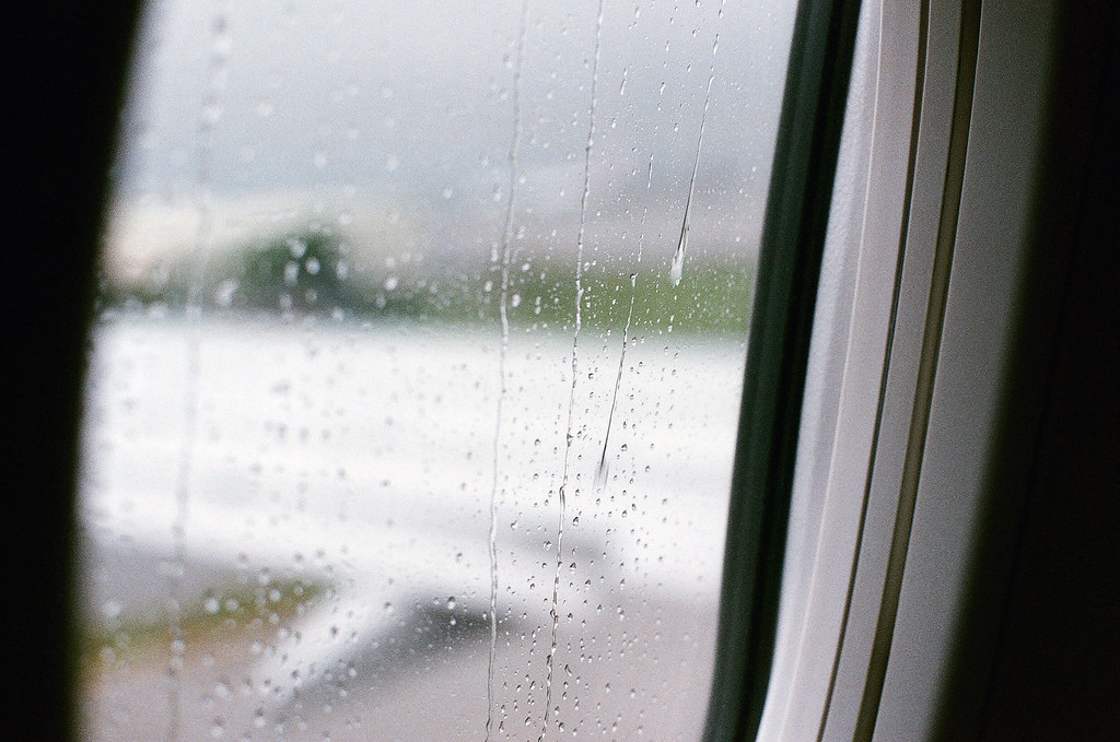 雨 飛機窗口 中華航空 2015/08/29 在飛機上了，準備滑向跑到，但還是在下雨，我沒有在下雨天的時候起飛過。  Nikon FM2 / 50mm FUJI X-TRA ISO400 Photo by Toomore