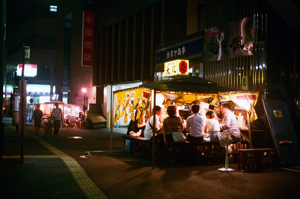 屋台 福岡 Fukuoka 2015/09/02 這攤也很熱鬧。  Nikon FM2 / 50mm AGFA VISTAPlus ISO400 Photo by Toomore