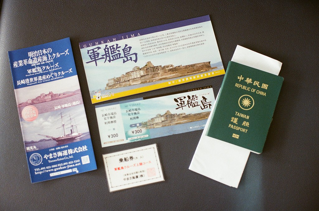 前往軍艦島（Gunkanjima） 端島 長崎港 Nagasaki 2015/09/07 完成付款與領取證件，右邊護照下面不是遺書，是要簽署一些同意書。  Nikon FM2 / 50mm Kodak UltraMax ISO400 Photo by Toomore