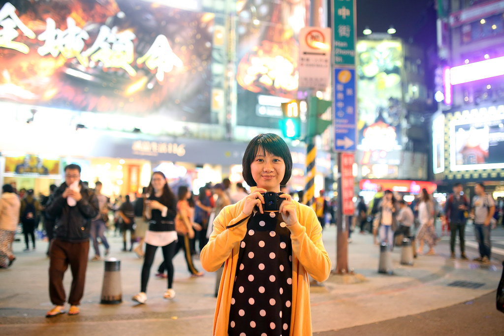 西門町 台北 Taipei 2015/11/13 我都一直以為台灣沒有像渋谷那樣的場景，後來我想一想，其實這場景一直都在，而且就在西門町。雖然人數沒有像渋谷那樣的擁擠，但還是有那樣的氣氛在。  或許有點緊張，在這裡我讓妹妹拿著相機，讓她不會呆呆的站著不知所措！  Canon 6D Sigma 35mm F1.4 DG HSM Art IMG_8550 Photo by Toomore