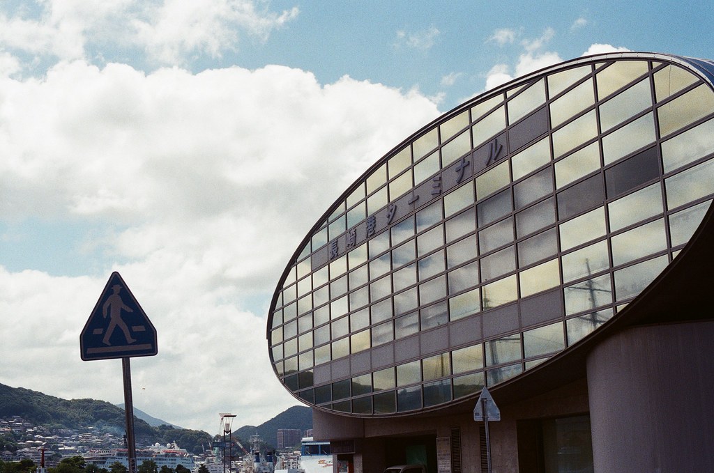 長崎港 Nagasaki 2015/09/07 到了長崎港，要去櫃台付款與領取相關資料。  Nikon FM2 / 50mm Kodak UltraMax ISO400 Photo by Toomore