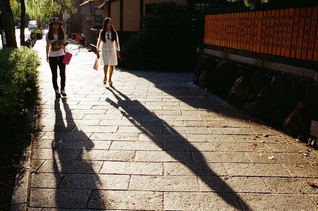 巽橋 京都 Kyoto 2015/09/28 剛從京都嵐山回到花見小路，這個時段剛好黃昏的光打在街道上，我就拿著相機一路上慢慢拍！  Nikon FM2 Nikon AI AF Nikkor 35mm F/2D Kodak ColorPlus ISO200 0991-0005 Photo by Toomore