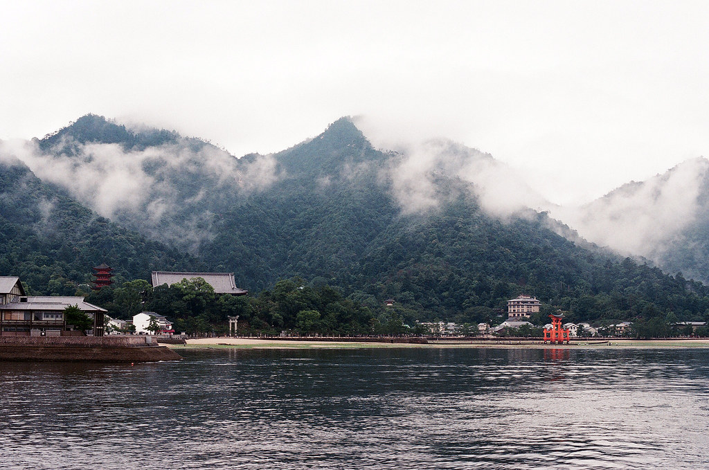 嚴島（Itsuku-shima）広島 Hiroshima 2015/08/31 搭船返回廣島最後一拍，大鳥居退潮了，上面很多人。  Nikon FM2 / 50mm AGFA VISTAPlus ISO400 Photo by Toomore