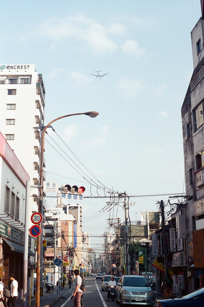天神南 福岡 Fukuoka 2015/09/04 這時候又有一架飛機飛過去。  Nikon FM2 / 50mm Kodak UltraMax ISO400 Photo by Toomore