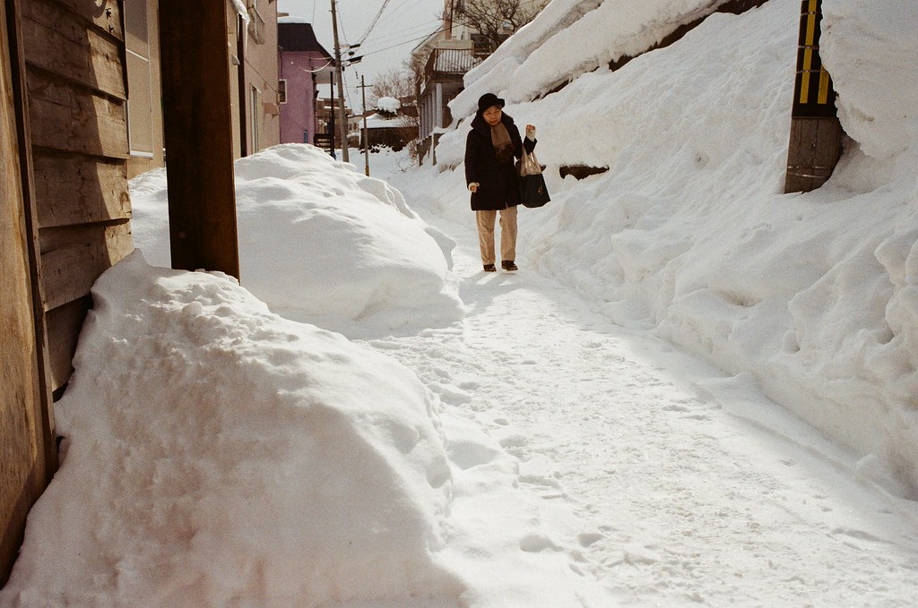 小樽 Otaru, Japan / Kodak ColorPlus / Nikon FM2 右邊也是可怕的堆雪！會滑下來嗎？  Nikon FM2 Nikon AI AF Nikkor 35mm F/2D Kodak ColorPlus ISO200 8269-0017 2016-02-02 Photo by Toomore
