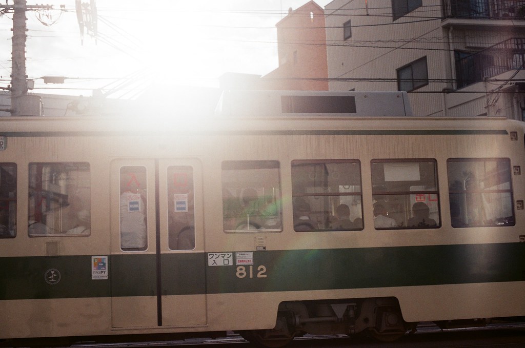 広大附属学校前 広島 Hiroshima 2015/09/01 太陽與電車，應該要在等太陽再低一點才是，這樣光會從窗戶透過來 ...  Nikon FM2 / 50mm AGFA VISTAPlus ISO400 Photo by Toomore