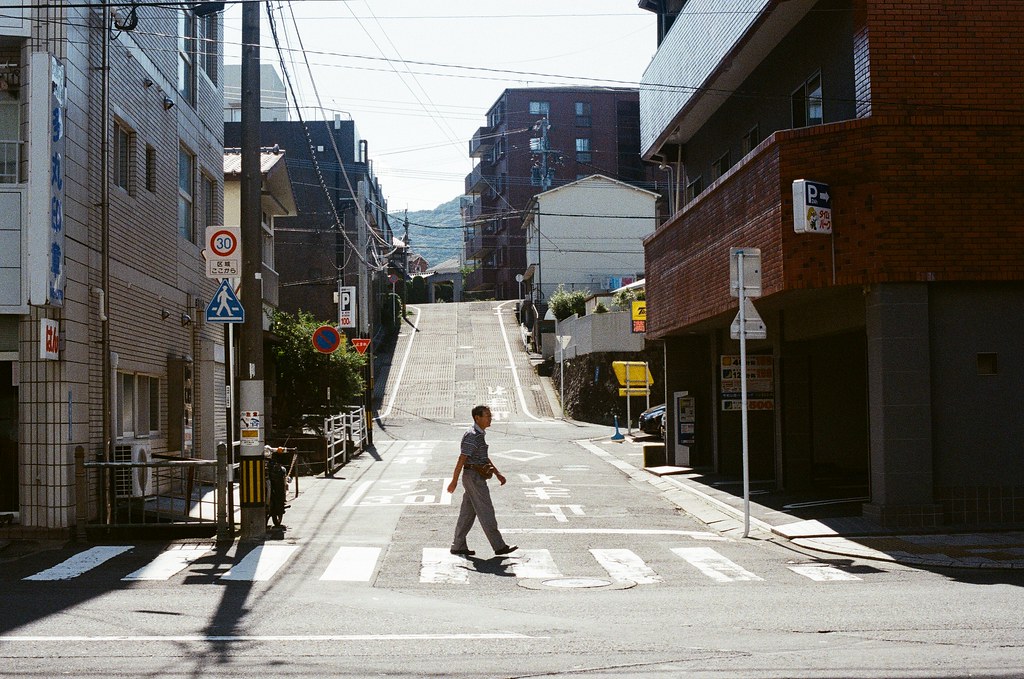 平和町 長崎 Nagasaki 2015/09/08 故意等一個人經過  Nikon FM2 / 50mm Kodak UltraMax ISO400 Photo by Toomore