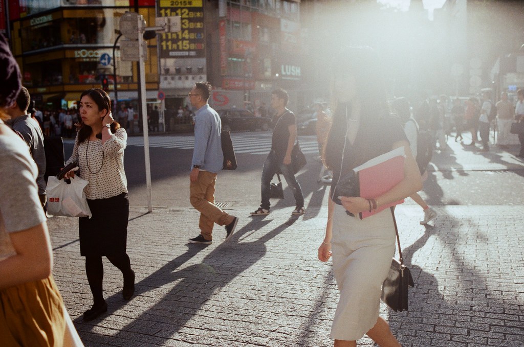 渋谷 Tokyo, Japan / Kodak ColorPlus / Nikon FM2 那時候準備落下的太陽很刺眼的照映。就決定來拍拍這樣樣大逆光的感覺！  只想表現手法，而畫面隨意！  Nikon FM2 Nikon AI AF Nikkor 35mm F/2D Kodak ColorPlus ISO200 0997-0019 2015/10/02 Photo by Toomore