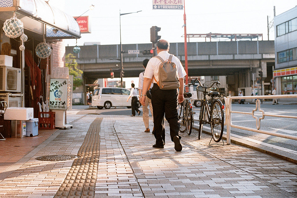 本千葉駅 （ほんちばえき） 2015/08/05 從千葉城一路走到本千葉駅的路上拍攝的，其實我想要拍沒有人的路邊腳踏車，但人潮很多，我也想多放一些人在畫面裡頭，在這趟旅行中 ...  Nikon FM2 / 50mm Kodak ColorPlus ISO200  <a href="http://blog.toomore.net/2015/08/blog-post.html" rel="noreferrer nofollow">blog.toomore.net/2015/08/blog-post.html</a> Photo by Toomore