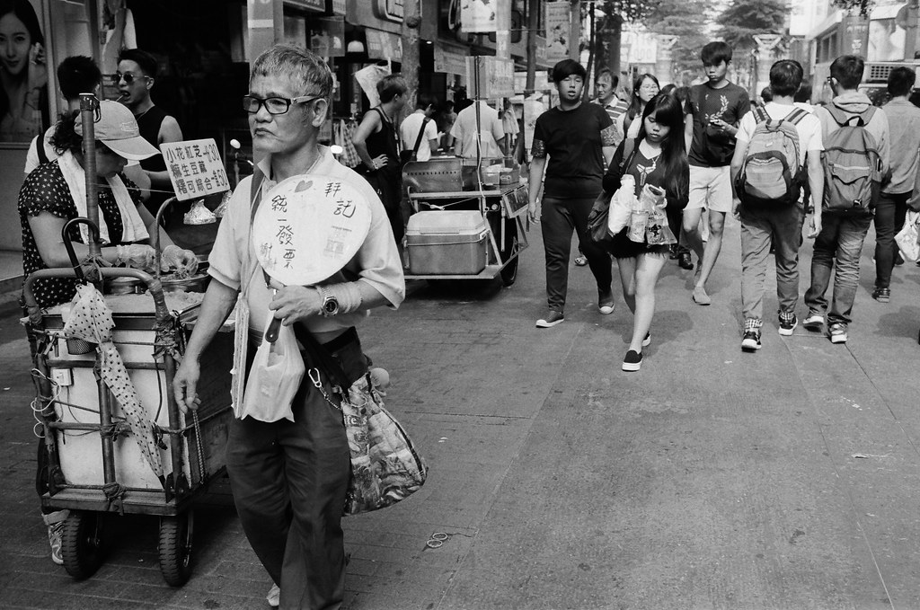 西門町 台北 2015/11/07 裝了一捲黑白底片到西門町拍攝，西門町很多地方都可以停下來等畫面。  在日本走走拍拍的時候，發現黑白拍起來畫面其實很強烈，可能是因為把顏色拿走了吧，所以剩下構圖來傳達畫面的意思就變得比較直接一點吧！  總之，回來台灣後，保持像在旅行時的好奇感繼續拍照！  Nikon FM2 Nikon AI AF Nikkor 35mm F/2D Kodak TRI-X 400 / 400TX 2940-0011 Photo by Toomore