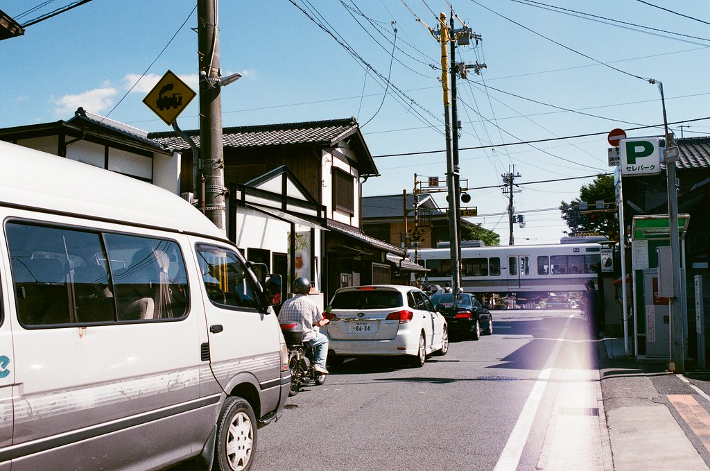 野宮神社 嵐山 Kyoto Japan / AGFA VISTAPlus / Nikon FM2 從另外一頭的竹林出來，我聽著火車的聲音走，但老實說我不知道原來這附近有車站（但或許只是鐵道沿線）  那天天氣很熱，有點熱到在找販賣機，沿著指標走回嵐山熱鬧的那條大街。  我想起了，我還有找地方寫明信片，但現在有點想不起來明信片的樣式了。  Nikon FM2 Nikon AI AF Nikkor 35mm F/2D AGFA VISTAPlus ISO400 0990-0028 2015-09-28 Photo by Toomore