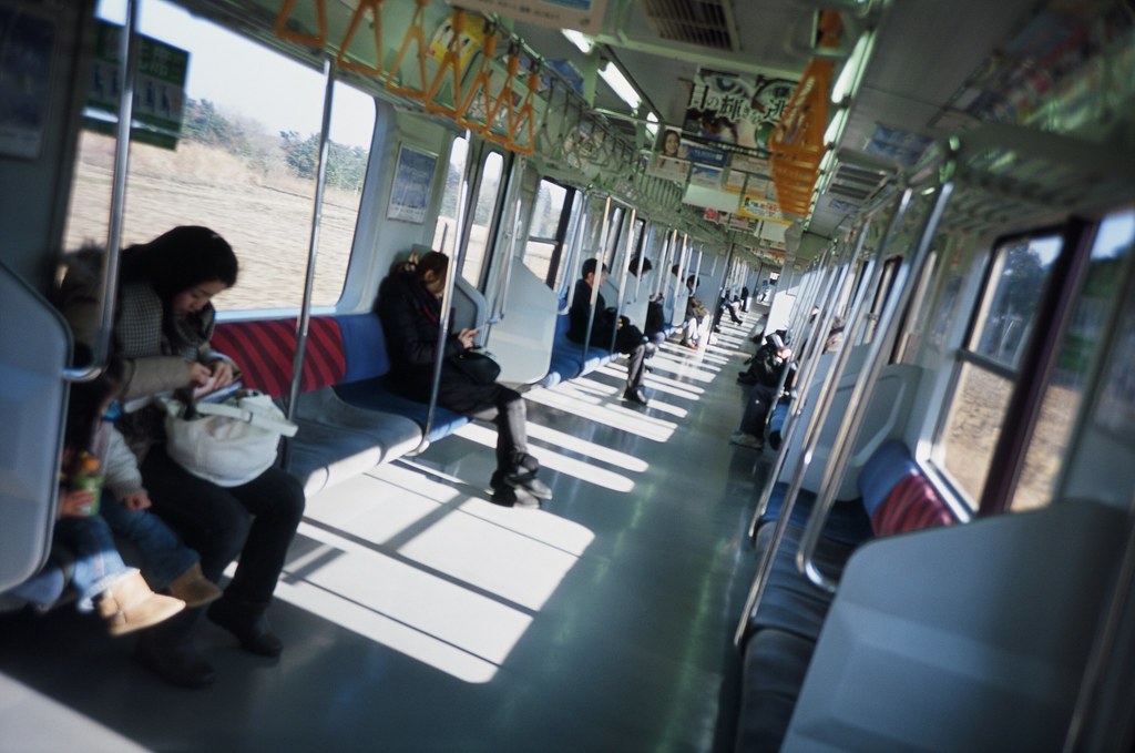 列車 銚子 Japan / Agfa CT Precisa / Lomo LC-A+ 2016/02/05 前往銚子的路上，不喜歡擺著正正的照片構圖，總是在按下快門的前一刻隨意的翻轉，或是故意對齊一條奇怪的延伸線，拍久了會被人發現我的習慣。  Lomo LC-A+ Agfa CT Precisa 35mm 8706-0026 Photo by Toomore