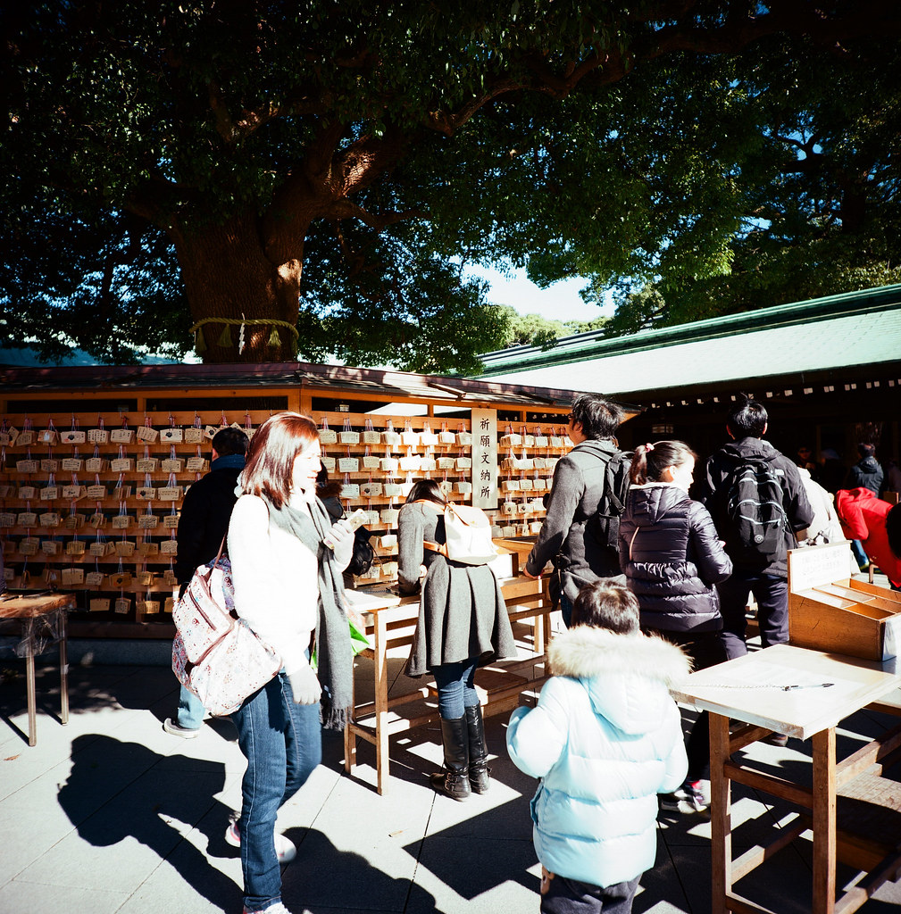表參道 明治神宮 Tokyo, Japan / Kodak Pro Ektar 100 / Lomo LCA 120 2016/02/07 在除夕那天我離開千葉，進入東京一趟。  接著來到了表參道、明治神宮，之前來的時候有買一個必勝的御守，工作之後還滿順利的，這次回來感謝一下！  想不到要買什麼給妳，所以就幫妳帶一個御守。  Lomo LC-A 120 Kodak Pro Ektar 100 120 8282-0007 Photo by Toomore