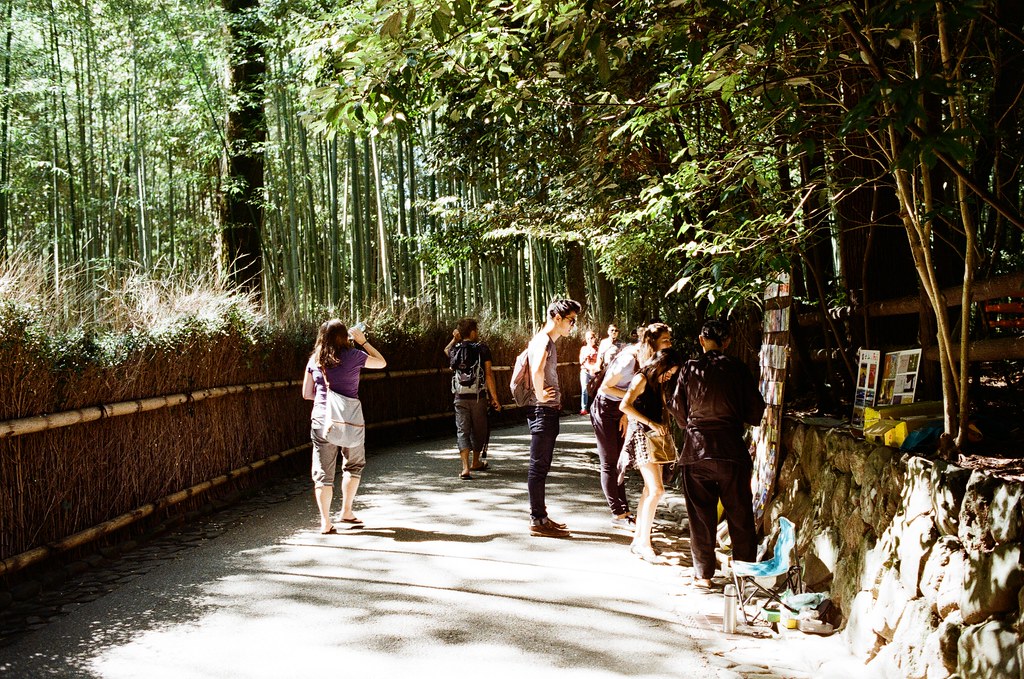 野宮神社 嵐山 Kyoto Japan / Kodak ColorPlus / Nikon FM2 2015/09/28 畫面中右邊有一個老伯伯在賣京都的明信片，而且明信片是他手工製作嵐山這裡的風景，很厲害。重點是他會說好多國語言，很強。  我也在這裡買了些明信片，我記得我有挑一張寄給妳，吧？（有點忘了 XD）  好像搭了快一個小時的公車到京都嵐山，公車有繞了一下路線，還好在啟程站上車，所以有座位坐。  看地圖上是寫要從野宮神社進入，在持續往後走就會到一大片的竹林，雖然走到野宮神社的路上就已經被竹林包圍了，但還是很期待很多人拍的竹林的場景會是如何！  Nikon FM2 Nikon AI AF Nikkor 35mm F/2D Kodak ColorPlus ISO200 0987-0032 Photo by Toomore