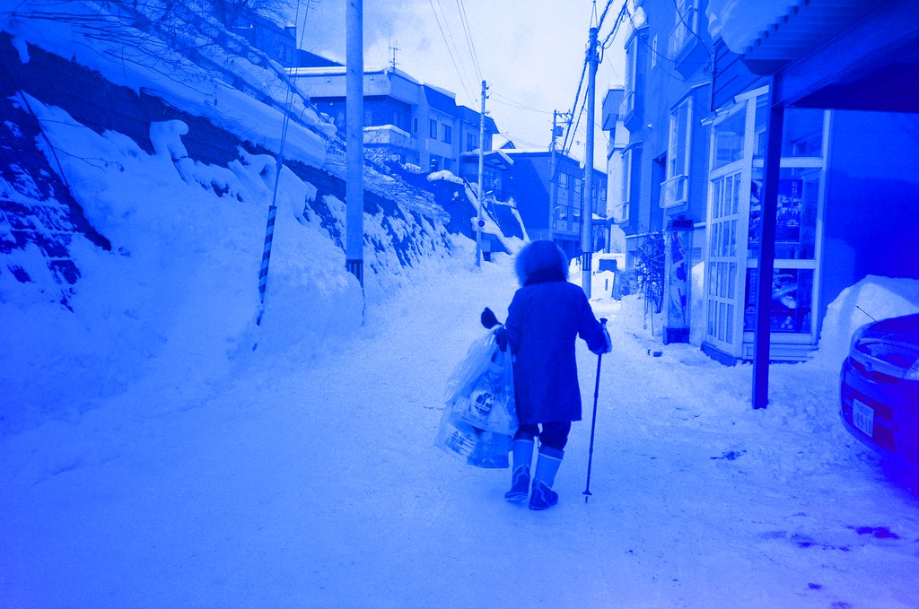 小樽 天狗山 Otaru Japan / Revolog Kolor / Lomo LC-A+ 2016/02/03 一路走上去小樽天狗山，我只記得好冷好冷。  天狗山是一個滑雪場，我看著滑雪道好陡，我好害怕雪突然鬆掉我就滾下去搭纜車上來的地方。  想要拍夜景，但外面真的好冷，我就又躲回去遊客中心等天黑，本來想要喝熱的咖啡牛奶，結果按成冰的！  站在屋頂上拍照，那時候突然雪越下越大，有點不知道自己為什麼又跑來很遠的地方，然後看著遠方大哭！  走回纜車的路上迎面而來的雪好冰，在我臉上一下子就融化了，這時才發現，在這麼冷的地方哭，臉上的眼淚是不會結冰的。  Lomo LC-A+ Revolog Kolor 8270-0014 Photo by Toomore