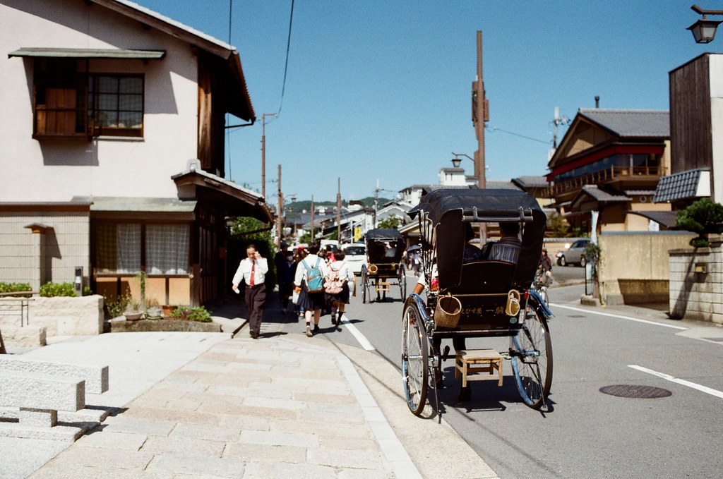 野宮神社 嵐山 Kyoto Japan / Kodak ColorPlus / Nikon FM2 2015/09/28 好像搭了快一個小時的公車到京都嵐山，公車有繞了一下路線，還好在啟程站上車，所以有座位坐。  看地圖上是寫要從野宮神社進入，在持續往後走就會到一大片的竹林，雖然走到野宮神社的路上就已經被竹林包圍了，但還是很期待很多人拍的竹林的場景會是如何！  Nikon FM2 Nikon AI AF Nikkor 35mm F/2D Kodak ColorPlus ISO200 0987-0026 Photo by Toomore