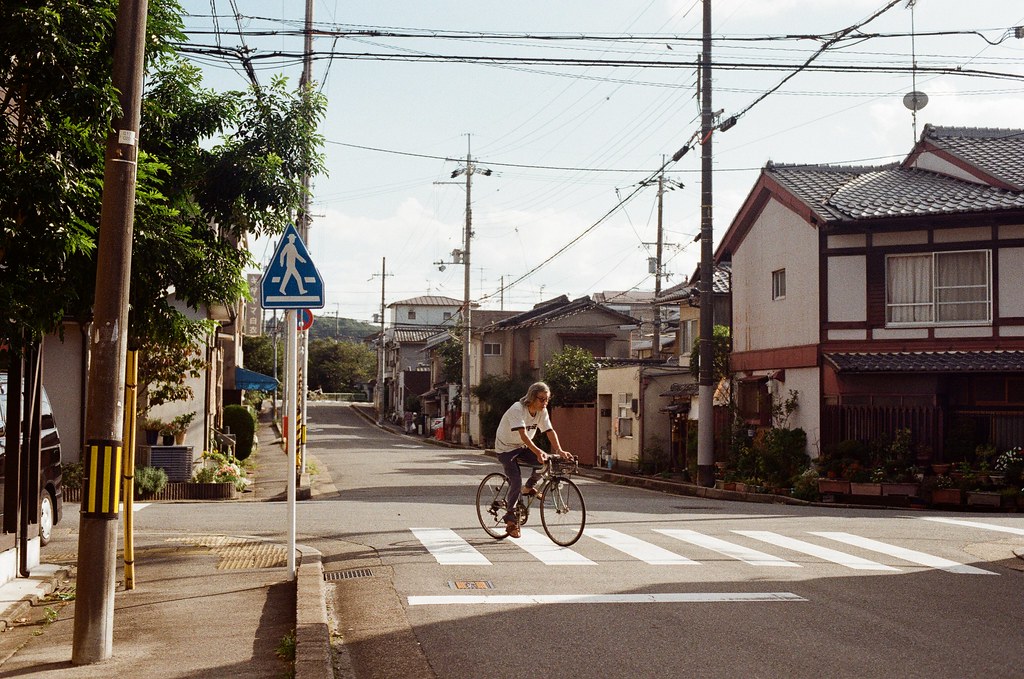 白川通 Kyoto / Kodak ColorPlus / Nikon FM2 2015/09/27 來到了白川通這邊的住宅區裡，那時候真的沒想什麼，因為下午的街道很安靜，我就在這裡隨意走、隨意拍，不看地圖，反正沒有很趕著要到哪裡，京都就這麼大，就算迷了路，也跑不到多遠去。  在一個路口停留了一下，因為發現了一些很可愛的景象，一個路口有滑板少年經過、騎腳踏車的男子、長髮豪邁的阿伯還有電動代步車的阿桑！  這個社區的下午真的有點可愛！  我記得我在這裡悠閒的拍完一捲底片！  Nikon FM2 Nikon AI Nikkor 50mm f/1.4S Kodak ColorPlus ISO200 0986-0037 Photo by Toomore