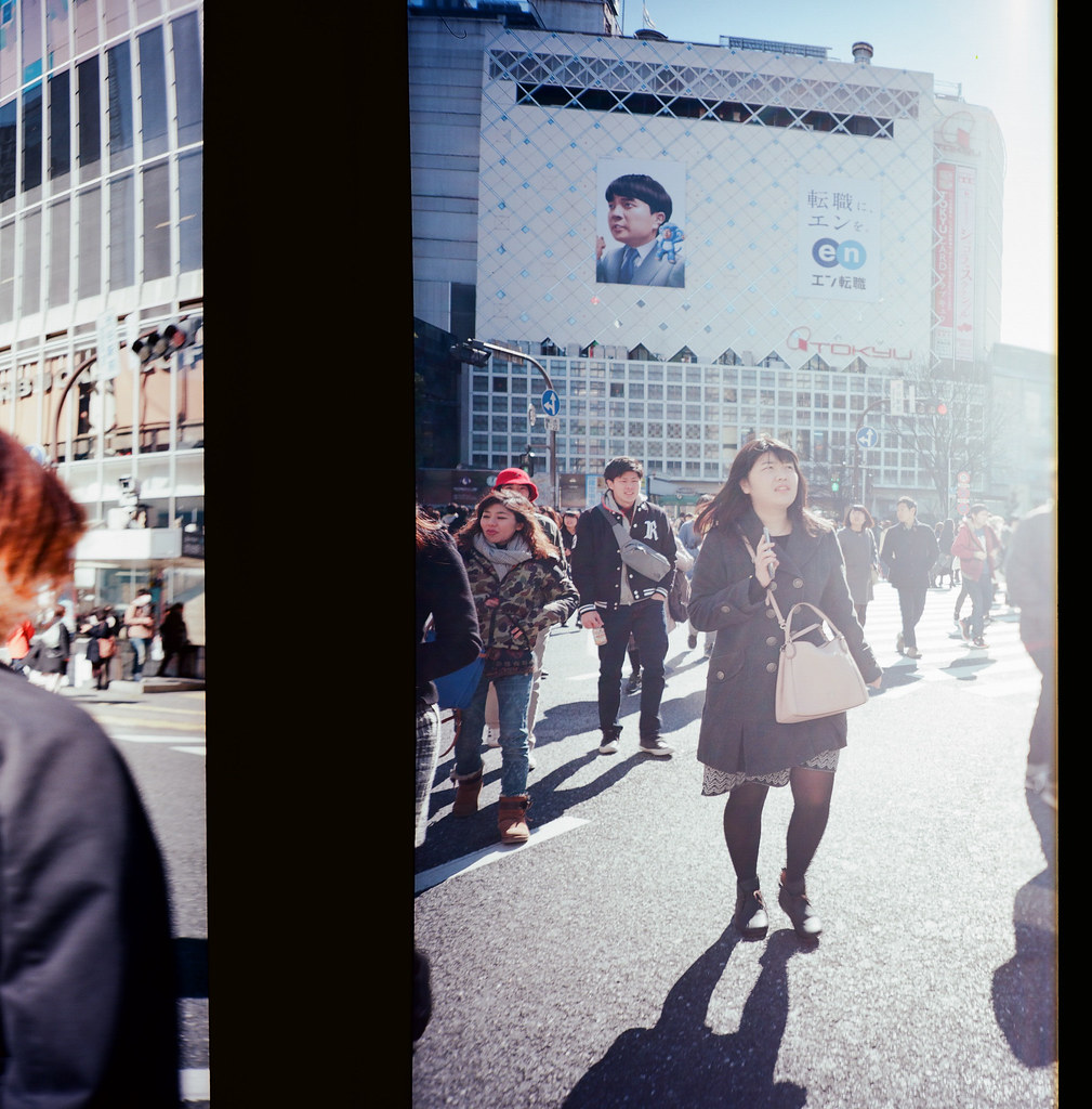 渋谷 Shibuya Tokyo, Japan / Kodak Pro Ektar 100 / Lomo LCA 120 2016/02/07 在除夕那天我離開千葉，進入東京一趟。  接著來到了渋谷，在這個大馬路上把所有的相機都拿出來盡情的按快門。  我好喜歡這裡！  Lomo LC-A 120 Kodak Pro Ektar 100 120 8282-0012 Photo by Toomore