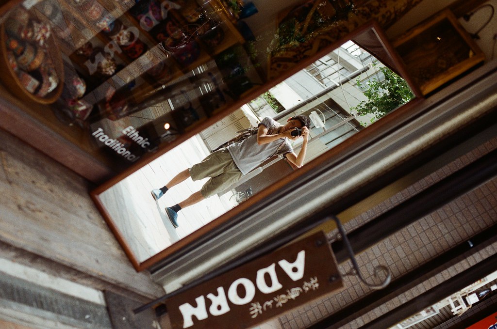 寺町通 京都 Kyoto / Kodak ColorPlus / Nikon FM2 2015/09/27 整理照片的時候發現我那時候在寺町通也拍了滿多街上騎腳踏車的路人，這裡街道不寬，兩旁都有看起來好像是歷史很久的店家，店家門面都很有特色。  我想起來了，那時候拍照有規定自己畫面中一定要有當地人入鏡，因為之前拍太多空無一人的畫面，畫面太過空寂。  Nikon FM2 Nikon AI Nikkor 50mm f/1.4S Kodak ColorPlus ISO200 0985-0026 Photo by Toomore