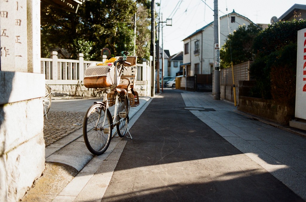 柴又 Tokyo, Japan / Kodak ColorPlus / Nikon FM2 這畫面讓我想到之前在福岡巷子裡穿梭時，看到腳踏車這樣停放著，不過不同的是這台看起來是親子車，應該就是帶小朋友進去裡面祈福吧！  Nikon FM2 Nikon AI AF Nikkor 35mm F/2D Kodak ColorPlus ISO200 0397-0035 2017-01-26 Photo by Toomore