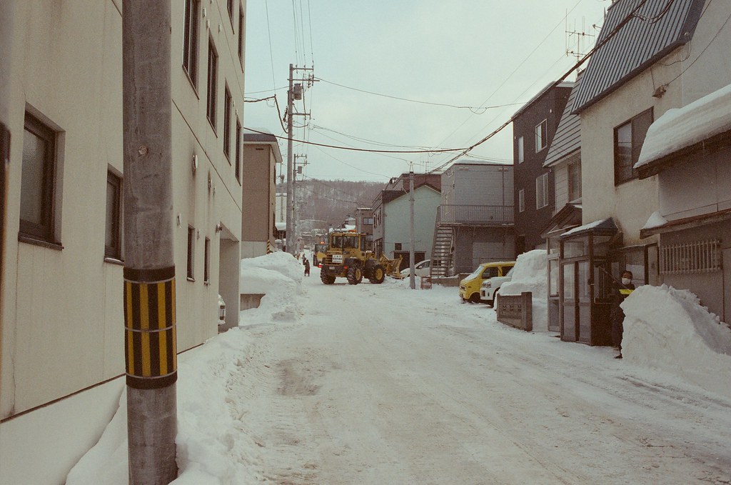 小樽 Otaru 北海道 / Fujifilm 500D 8592 / Nikon FM2 看到遠方一台大型的鏟雪車，好神奇，還要出動大型機具來把雪處理掉。  下雪會推起來，下雨水會自己往低處流，所以下雪的時候有點麻煩。  Nikon FM2 Nikon AI AF Nikkor 35mm F/2D Fujifilm 500D 8592 1119-0030 2016/02/02 Photo by Toomore
