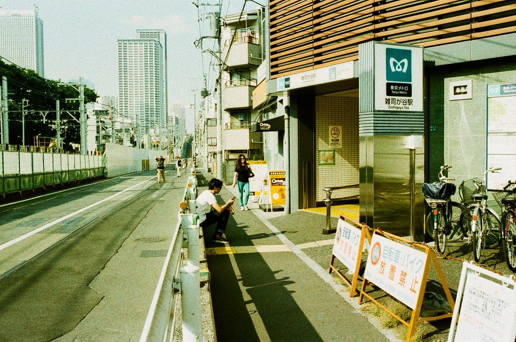 雑司が谷 荒川 Tokyo, Japan / Lomography Slide, XPro / Nikon FM2 荒川電車突然停駛，只好轉搭地鐵回到雑司が谷，上來後過個馬路就是鬼子母神社。  那時候一直想到一個問題，每當我在猶豫不決的時候，都會有一個很明顯的中斷事件。這中斷事件如果回頭想一想，會發現他是一個神奇的轉捩點，選擇突破或放棄都會有一個神奇的結果。  但，也有不準的時候，選擇是否，最後也可能都回到原點，而徒勞無功。  Nikon FM2 Nikon AI AF Nikkor 35mm F/2D Lomography Slide / XPro 200 ISO 35mm 4942-0007 2016/05/22 Photo by Toomore