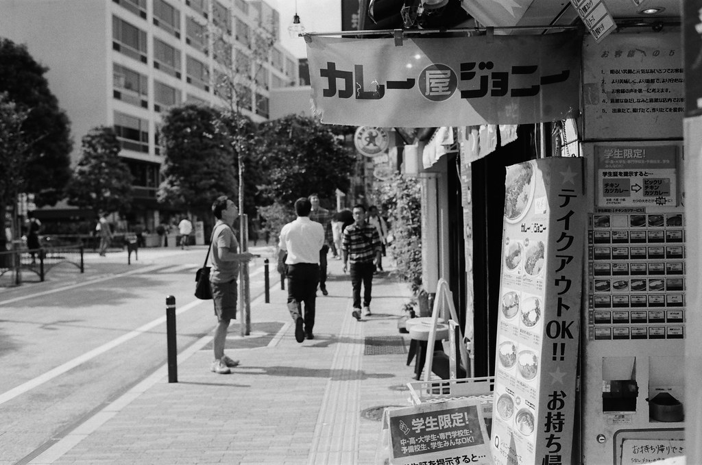 御茶ノ水 Tokyo, Japan / Kodak TRI-X 400 / Nikon FM2 一直走，走到餓了，看到門口寫著學生限定的字樣就直覺這裡應該會有大份量的餐點。  這是我第一次吃這家連鎖拉麵店，就是這裡讓我有震撼的記憶，就是這裡的麵超級鹹！  但卻很神奇的一直想念！但一趟旅行吃一次就夠了！  Nikon FM2 Nikon AI AF Nikkor 35mm F/2D Kodak TRI-X 400 / 400TX 1274-0002 2015-10-04 Photo by Toomore