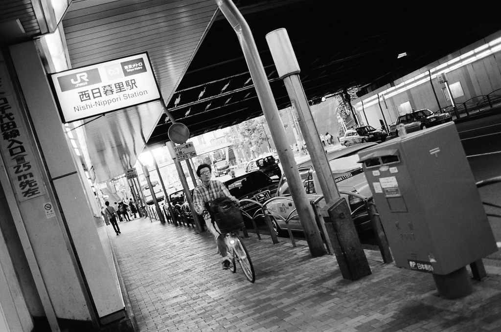 西日暮里駅 Tokyo, Japan / Kodak TRI-X / Nikon FM2 忙碌，把自己空閒的時間強迫填滿，但好像有點趕不上想要的結果。  好累 ...  只要記得一件事情就好了，不要浪費時間，怕忘記，就記得寫下來，一定會有人看得出來線索的 ...  不一定是現在，也無所謂 ...  Nikon FM2 Nikon AI AF Nikkor 35mm F/2D Kodak TRI-X 400 / 400TX 1275-0018 2015-10-06 Photo by Toomore