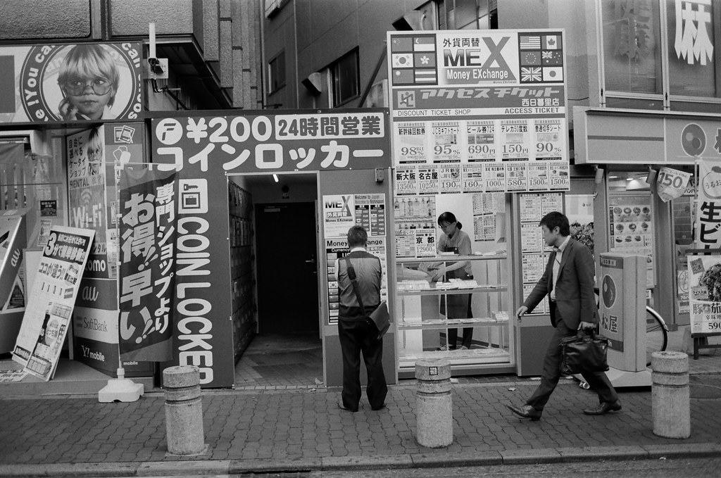西日暮里駅 Tokyo, Japan / Kodak TRI-X / Nikon FM2 其實在某些狀態下，是沒有辦法去猜測自己的想法到底是什麼，我都會把這個餛飩的狀態稱作是另外一個人的思考。  類似放空嗎？不，思考的狀態沒有停止，當想出來結果的時候，會有人和你說明的！  至於那個人是誰，就是前面提到的 &quot;另外一個人&quot;。  Nikon FM2 Nikon AI AF Nikkor 35mm F/2D Kodak TRI-X 400 / 400TX 1275-0027 2015-10-05 Photo by Toomore