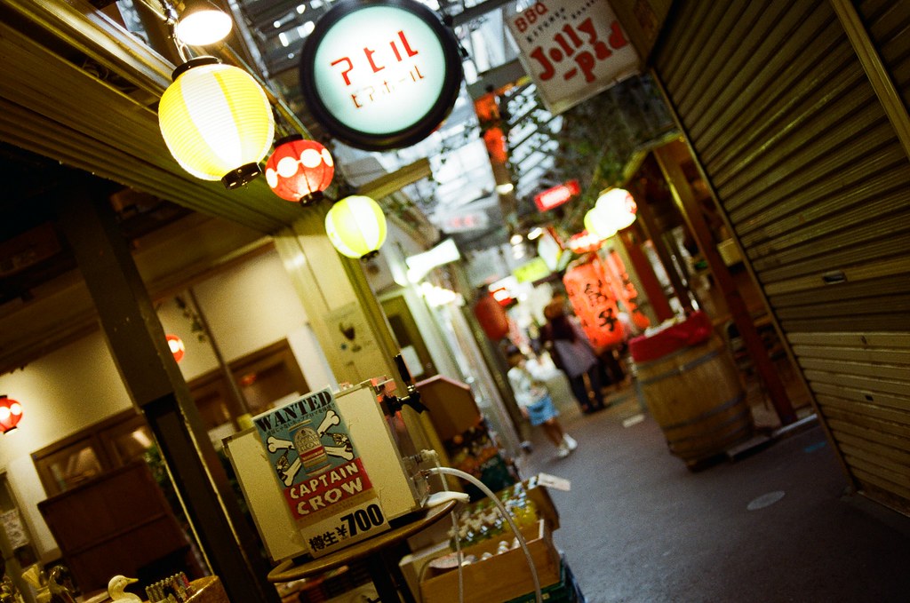 吉祥寺 Tokyo, Japan / Kodak ColorPlus / Nikon FM2 想要喝生啤酒，那時候真的很想買一杯帶著喝。  平平穩穩的畫面有的時候太單調，我就會故意這樣轉動到這個角度構圖。  Nikon FM2 Nikon AI AF Nikkor 35mm F/2D Kodak ColorPlus ISO200 0995-0012 2015/10/01 Photo by Toomore