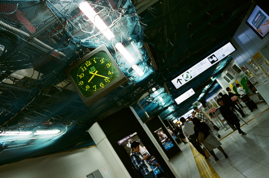 東京駅 Tokyo, Japan / AGFA VISTAPlus / Nikon FM2 &quot;看得到的時間&quot; 但，下一刻就是過去式了。  所以回到相似的空間，卻不可能回到相對的時間。  一切又這樣的回到原點，不斷的迴圈。  Nikon FM2 Nikon AI AF Nikkor 35mm F/2D AGFA VISTAPlus ISO400 0996-0015 2015/10/01 Photo by Toomore