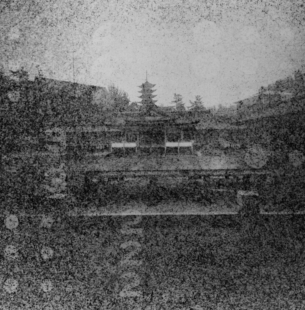 嚴島神社 Hiroshima, Japan / Lomography BW Expired / Lomo LC-A+ 120 過期底片會把底片卷上的字樣印上去，拍出來的影像有一種很像是用針孔攝影投影出來的感覺。  隱隱約約可以看到這是在廣島的嚴島神社拍的，那天是陰天，一直下雨下個不停，我背包裡的 MacBook Pro 還因此泡水當機！  Lomo LC-A 120 Lomography Black and White Negative 100 ISO 120mm 6678-0003 2016/09/25 Photo by Toomore