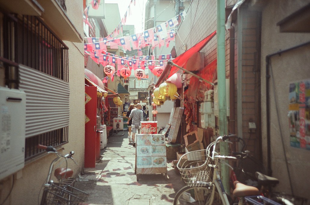 橫濱 Yokohama, Japan / Fujifilm 500D 8592 / Lomo LC-A+ 看到認識地名，台南小路，還有中華民國國旗，很酷！  我以為中華街會因為陸客比較多，就改放五星旗，但走了一圈，好像只有中華民國國旗！  Lomo LC-A+ Fujifilm 500D 8592 7394-0034 2016-05-21 Photo by Toomore