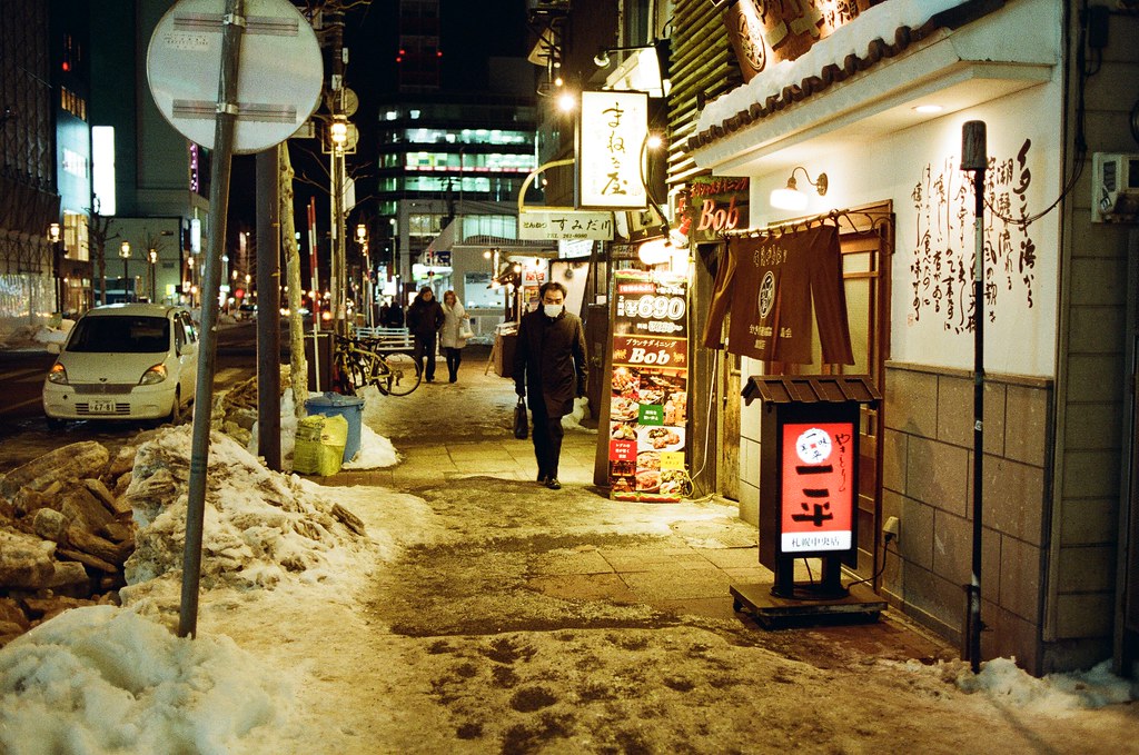 札幌 Sapporo, Japan / Kodak ColorPlus / Nikon FM2 飄完大雪後，路面上的雪踐踏後有點泥濘濕漉。  只是想到這卷底片對於黃色調的表現很棒，所以看到黃光就盡量拍起來。  效果還不錯。  Nikon FM2 Nikon AI AF Nikkor 35mm F/2D Kodak ColorPlus ISO200 8268-0019 2016/02/02 Photo by Toomore
